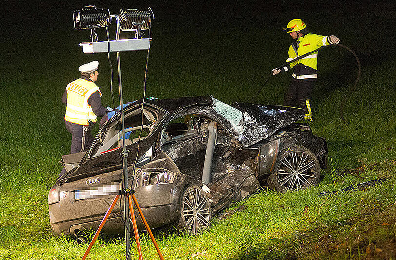Nach dem Zusammenstoß wurde der 21-Jährige in seinem Audi-Wrack eingeklemmt. Er starb noch am Unfallort. Die Bilder vom Unfall.