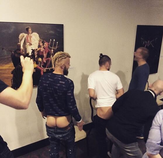 Wer hat den schönsten Hintern? Christian Gytkjaer und die Jungs haben offenkundig großen Spaß.