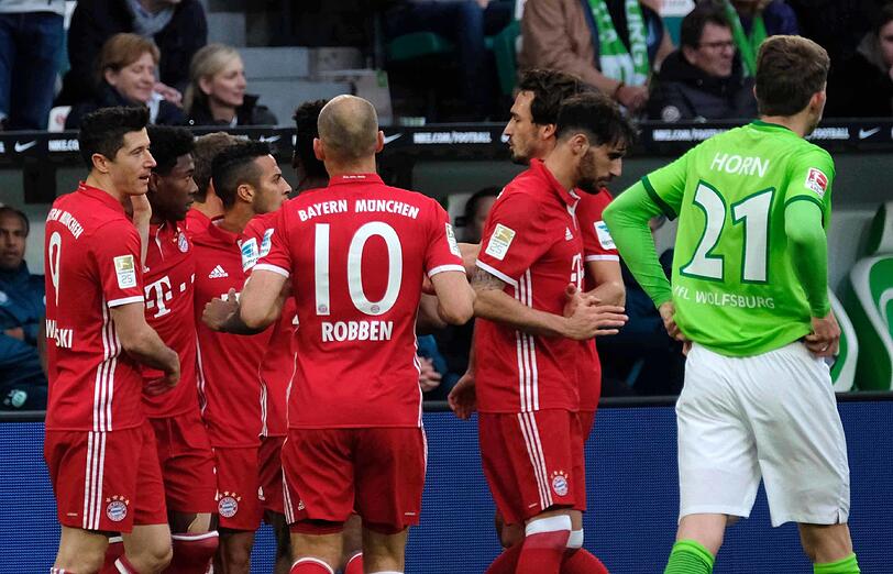 ARJEN ROBBEN: NOTE 2. 34 Pflichtspiele, 14 Tore &ndash; so die Bilanz des Holländers in dieser Saison im Bayern-Trikot. Kurbelte viel an, lief viel, ständig unterwegs. Belohnte sich selbst mit seinem Linksschuss ins kurze Eck (66.), sein elfter Liga-Treffer. Wird allerdings noch lange an seine vergebene Chance im Pokal-Halbfinale gegen Dortmund denken und von Sven Benders Fußspitze träumen.