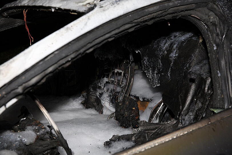 Der Fahrer konnte sich gerade noch in Sicherheit bringen, das Auto war jedoch nicht mehr zu retten.