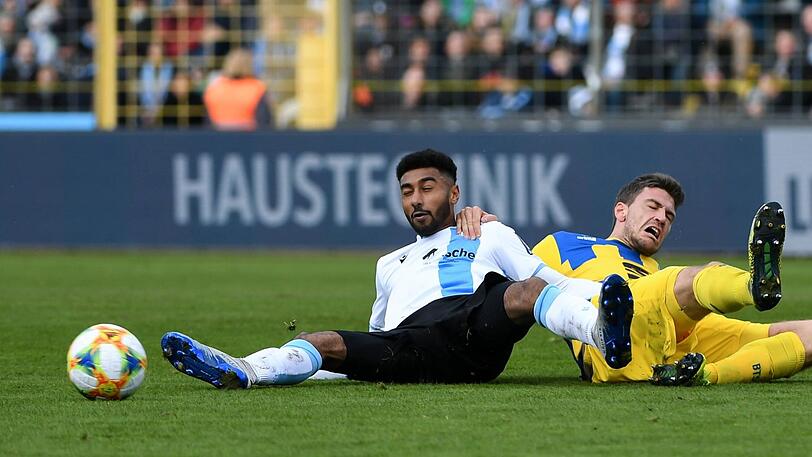 Löwe Noel Niemann (l.) im Duell mit Braunschweigs Benjamin Kessel.