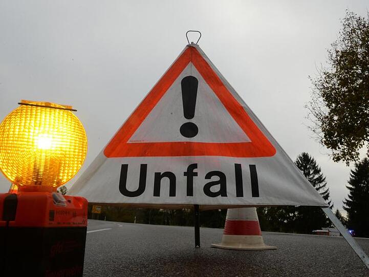 Ein Warndreieck mit der Aufschrift "Unfall" ist am Straßenrand aufgestellt. Foto: Patrick Seeger/Archivbild