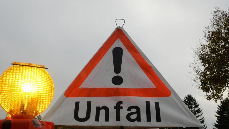 Ein Warndreieck mit der Aufschrift "Unfall" ist am Straßenrand aufgestellt. Foto: Patrick Seeger/Archivbild Ein Warndreieck mit der Aufschrift "Unfall" ist am Straßenrand aufgestellt. Foto: Patrick Seeger/Archivbild