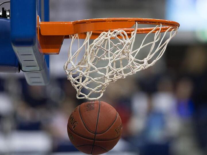 Ein Basketball geht in den Korb. Foto: Lukas Schulze/dpa/Symbolbild
