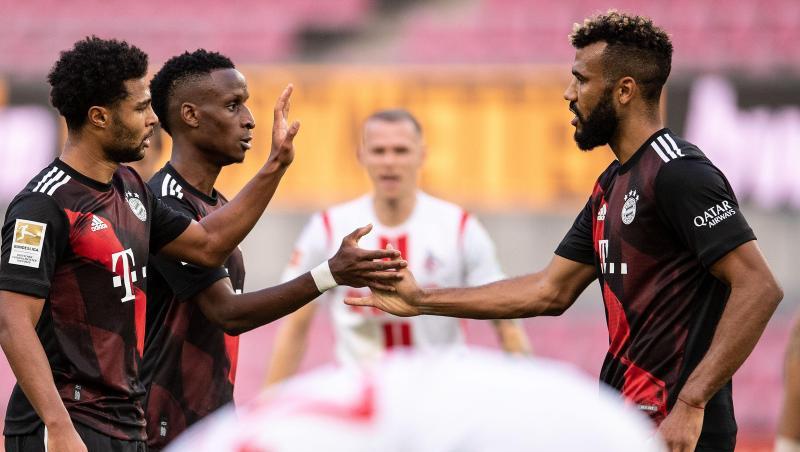 Bayerns Torschütze Serge Gnabry, Bouna Sarr und Eric Maxim Choupo-Moting (l-r) bejubeln den Treffer zum 2:0.