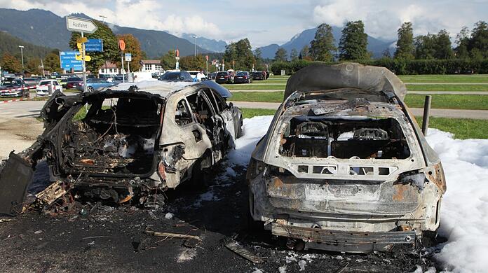 Mehrere brennende Autos hat die Feuerwehr auf dem Großparkplatz am Königssee gelöscht. Brandstiftung, teilte die Polizei mit.