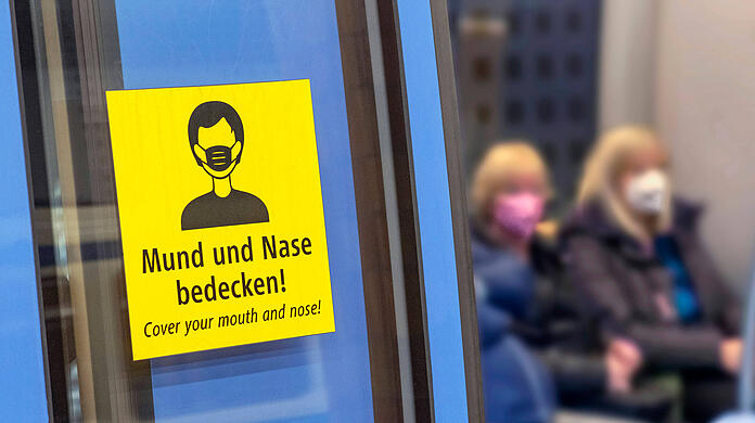 Auch wer sich beispielsweise nicht an die Maskenpflicht gehalten hat, musste mit einem Bußgeld rechnen. (Symbolbild)