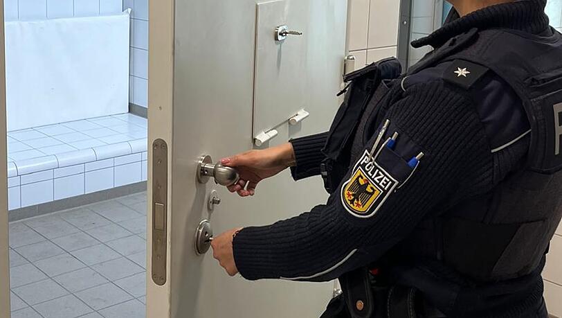 Die Bundespolizei ermittelt wegen versuchter gefährlicher Körperverletzung, Bedrohung und Beleidigung. (Symbolbild)