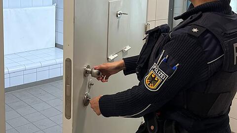 Die Bundespolizei ermittelt wegen versuchter gefährlicher Körperverletzung, Bedrohung und Beleidigung. (Symbolbild)