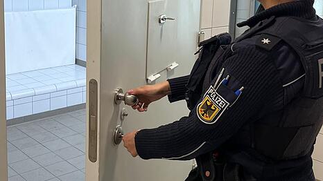 Die Bundespolizei ermittelt wegen versuchter gefährlicher Körperverletzung, Bedrohung und Beleidigung. (Symbolbild)