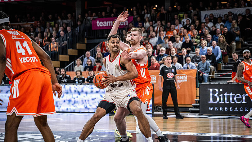 Oscar Da Silva (l.) startet in Vechta Bayerns Aufholjagd.
