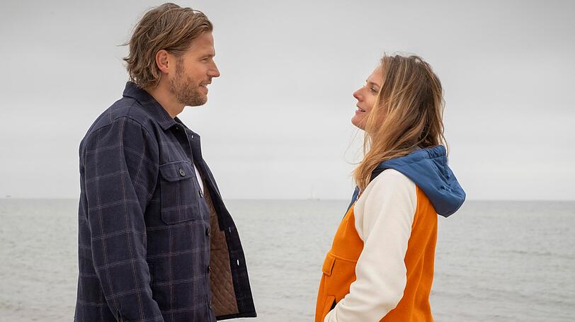 Kaum haben sich Mads (Sebastian Ströbel) und Eva (Marie Burchard) ineinander verliebt, konfrontiert sie ihn damit, dass sie nach Kanada auswandern wird. Hat ihre Liebe dennoch eine Chance? Kaum haben sich Mads (Sebastian Ströbel) und Eva (Marie Burchard) ineinander verliebt, konfrontiert sie ihn damit, dass sie nach Kanada auswandern wird. Hat ihre Liebe dennoch eine Chance?
