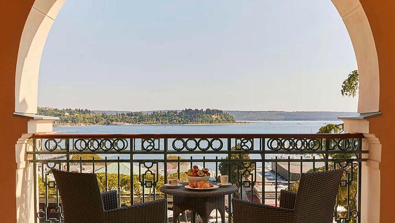 Der Ausblick aus einer Suite mit Terrasse auf die Adria, schön, oder? Der Ausblick aus einer Suite mit Terrasse auf die Adria, schön, oder?