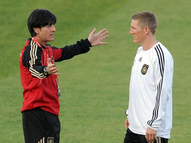 Bundestrainer Joachim Loew (l) hat angedeutet, dass Bastian Schweinsteiger der nächste Elfmeterschütze sein könnte.
