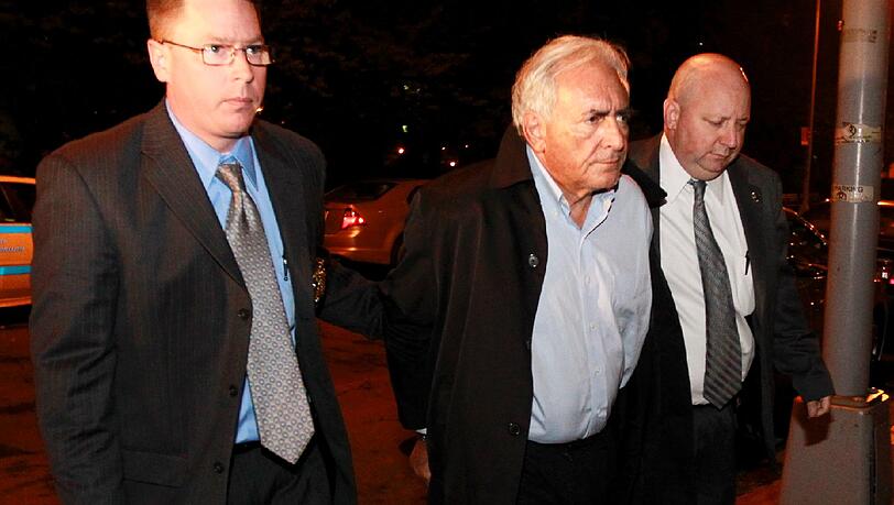 In Handschellen abgeführt: Dominique Strauss-Kahn In Handschellen abgeführt: Dominique Strauss-Kahn