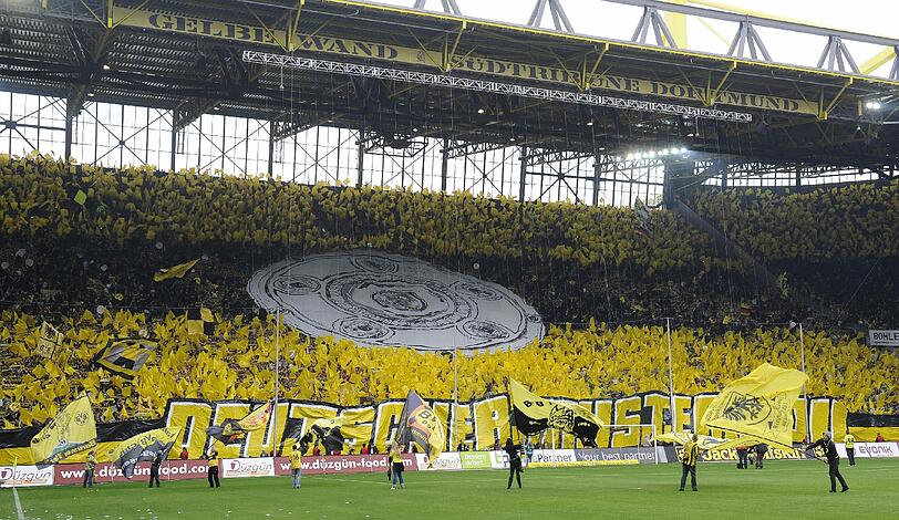 Gelb-schwarz hatte die Fußball-Bundesliga die gesamte Spielzeit lang klar dominiert - bereits nach 32 Spieltagen wurde in der Südkurve gejubelt und gefeiert...