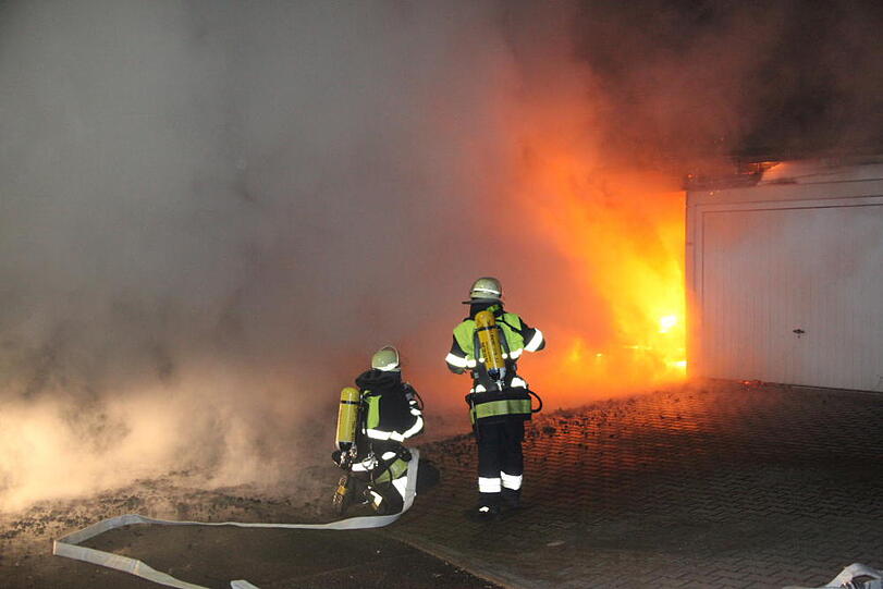 Das Auto völlig zerstört, die Garage in Vollbrand: In Waldkraiburg ist ein Carport abgebrannt. Die Bilder vom spektakulären Feuerwehreinsatz.