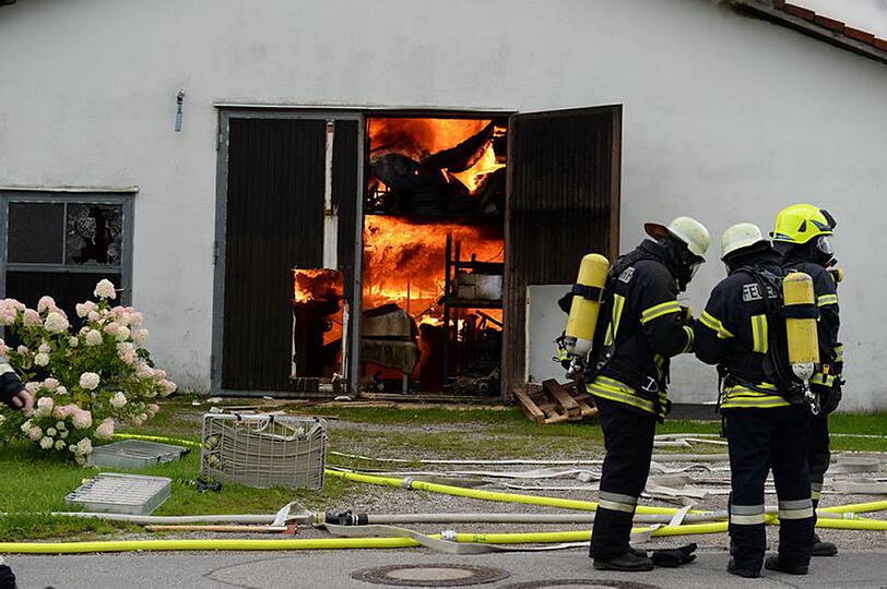 Bei Siegsdorf im Landkreis Traunstein steht am Sonntagmittag ein Bauernhof in Flammen.