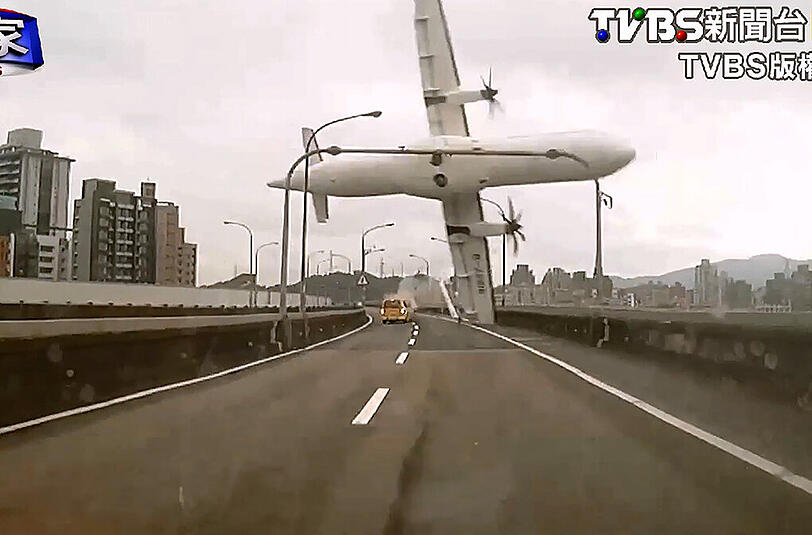 Taiwan, 4. Februar: Mitten in einem Wohngebiet der Hauptstadt Taipeh rammt ein Flugzeug mit 58 Menschen an Bord eine Brücke und stürzt in einen Fluss.