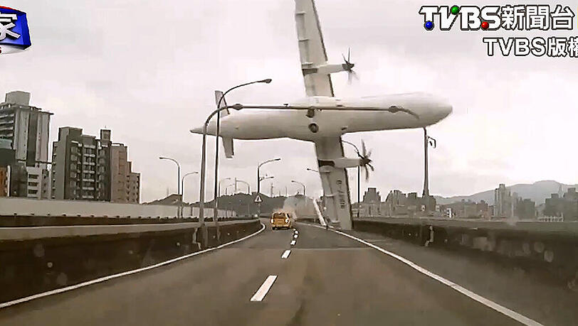 Taiwan, 4. Februar: Mitten in einem Wohngebiet der Hauptstadt Taipeh rammt ein Flugzeug mit 58 Menschen an Bord eine Brücke und stürzt in einen Fluss. Taiwan, 4. Februar: Mitten in einem Wohngebiet der Hauptstadt Taipeh rammt ein Flugzeug mit 58 Menschen an Bord eine Brücke und stürzt in einen Fluss.