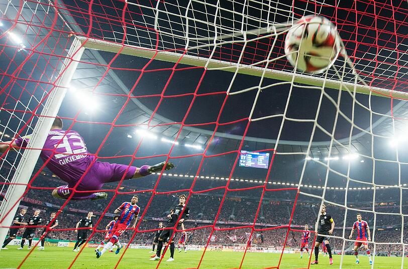 Tore nach Freistößen: In der letzten Saison zappelte der Ball sechs Mal nach einem Bayern-Freistoß direkt im Netz. Davon ist der Rekordmeister derweil weit entfernt. Noch kein einziges Freistoßtor erzielten Alonso, Alaba und Co. in dieser Bundesliga-Saison. Bedeutet: geteilter 8. Platz! Spitzenreiter: Leverkusen, Gladbach, Hamburg und Berlin mit je zwei Treffern.