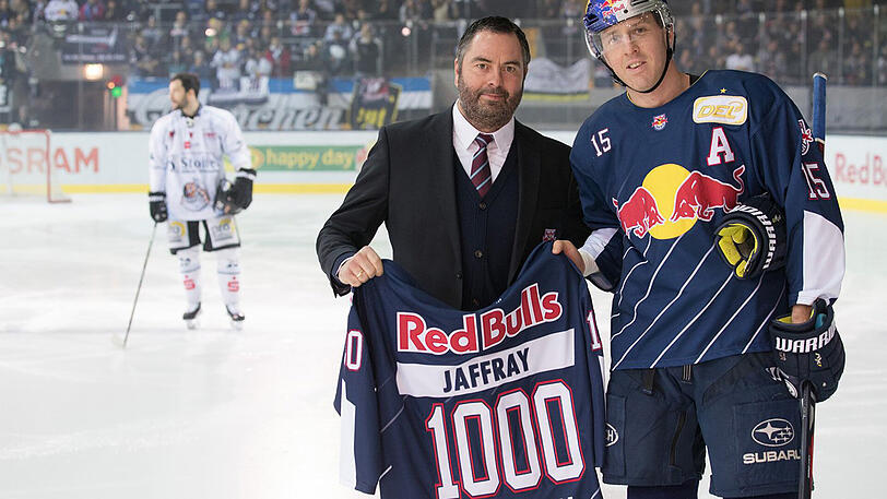 Trikot zum 1000. Spiel: EHC-Manager Christian Winkler überreicht Jason Jaffray das Ehrenjersey.