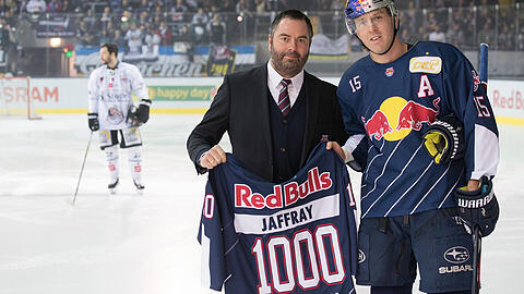 Trikot zum 1000. Spiel: EHC-Manager Christian Winkler überreicht Jason Jaffray das Ehrenjersey.