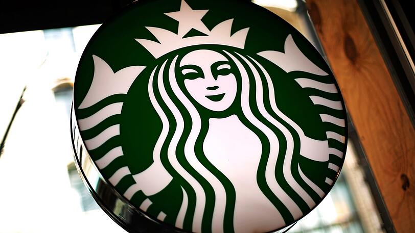 Das Logo der US-Amerikanischen Café-Kette Starbucks ist in einem Café in der Innenstadt von Pittsburgh zu sehen.