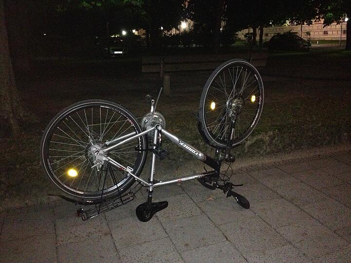 Ungewöhnliche Parkposition für ein Radl: Das Fahrrad steht auf dem Kopf.
