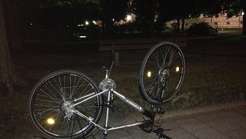 Ungewöhnliche Parkposition für ein Radl: Das Fahrrad steht auf dem Kopf. Ungewöhnliche Parkposition für ein Radl: Das Fahrrad steht auf dem Kopf.