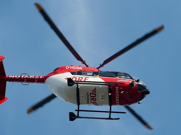 Ein Rettungshubschrauber fliegt über einen Flugplatz. Foto: Stefan Sauer/zb/dpa/Symbolbild