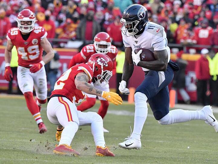 A.J. Brown (r) von den Tennessee Titans setzt sich in diesem Spielzug gegen einen Spieler der Kansas City Chiefs durch.
