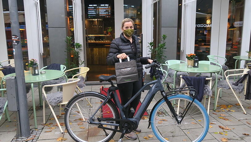 Not macht erfinderisch: Petra Gulyas mit einem der zwei E-Bikes, die im My Indigo für Auslieferungen sofort angeschafft wurden. Not macht erfinderisch: Petra Gulyas mit einem der zwei E-Bikes, die im My Indigo für Auslieferungen sofort angeschafft wurden.