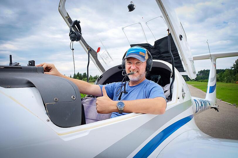 Der Münchner Pilot vor dem Start mit seinem Motorsegler. Kurze Zeit später segelt er mit der Maschine über den türkisen Walchensee.