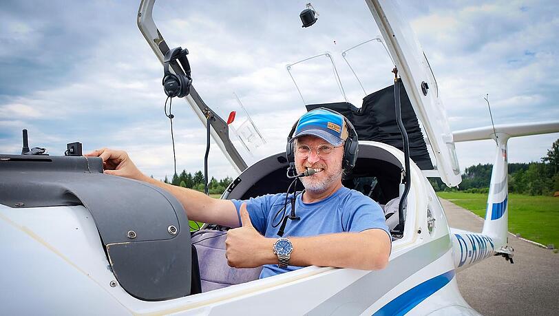 Der Münchner Pilot vor dem Start mit seinem Motorsegler. Kurze Zeit später segelt er mit der Maschine über den türkisen Walchensee.