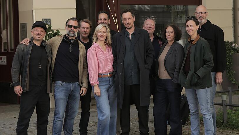 Das Team von "Das Fest" von links: Philipp Sichler (Kamera), Rick Ostermann (Regie), J&ouml;rg Himstedt (Redakteur hr), Anna Schudt (Hauptdarstellerin), Ulf Israel (Produzent), Hans L&ouml;w (Hauptdarsteller), David Ungureit (Drehbuchautor), Lucy Fricke (Roman- und Drehbuchautorin), Erin H&ouml;gerle (Redakteurin hr), Reik M&ouml;ller (Produzent).