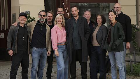 Das Team von "Das Fest" von links: Philipp Sichler (Kamera), Rick Ostermann (Regie), J&ouml;rg Himstedt (Redakteur hr), Anna Schudt (Hauptdarstellerin), Ulf Israel (Produzent), Hans L&ouml;w (Hauptdarsteller), David Ungureit (Drehbuchautor), Lucy Fricke (Roman- und Drehbuchautorin), Erin H&ouml;gerle (Redakteurin hr), Reik M&ouml;ller (Produzent).
