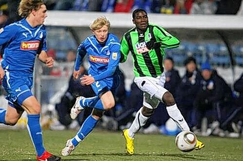Stürmt Peniel Mlapa (re.) bald in England für den FC Everton?
