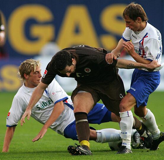 Augen zu und durch? René Schnitzler (Mitte) 2008 in einer Zweitliga-Partie gegen Hansa Rostock.