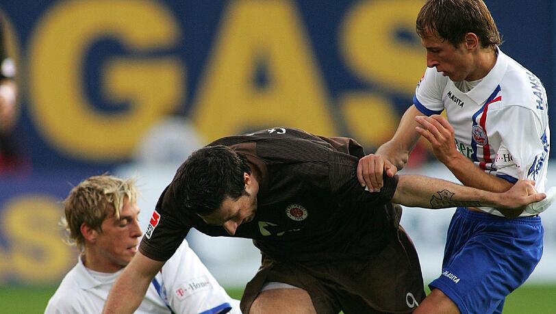 Augen zu und durch? René Schnitzler (Mitte) 2008 in einer Zweitliga-Partie gegen Hansa Rostock. Augen zu und durch? René Schnitzler (Mitte) 2008 in einer Zweitliga-Partie gegen Hansa Rostock.