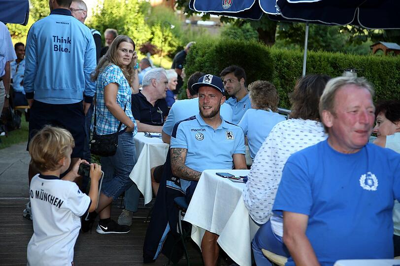 Beim Fan-Abend amüsierten sich die Löwen-Profis in entspannter Atmosphäre mit ihren Fans.