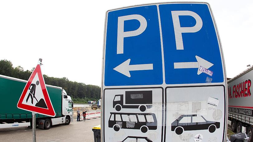 Der Junge blieb allein auf dem Parkplatz zurück. Glücklicherweise suchte er sich Hilfe. (Symbolbild)