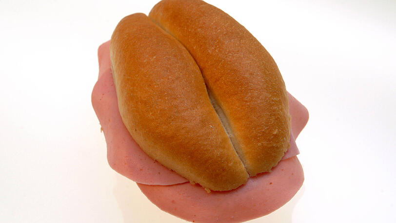 In der Wurstsemmel entdeckten Bundespolizisten zwei Tütchen Rauschgift.