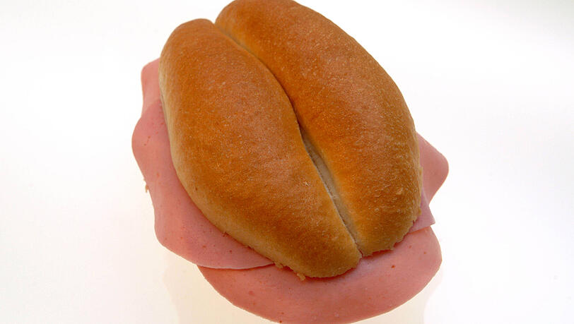 In der Wurstsemmel entdeckten Bundespolizisten zwei Tütchen Rauschgift. In der Wurstsemmel entdeckten Bundespolizisten zwei Tütchen Rauschgift.