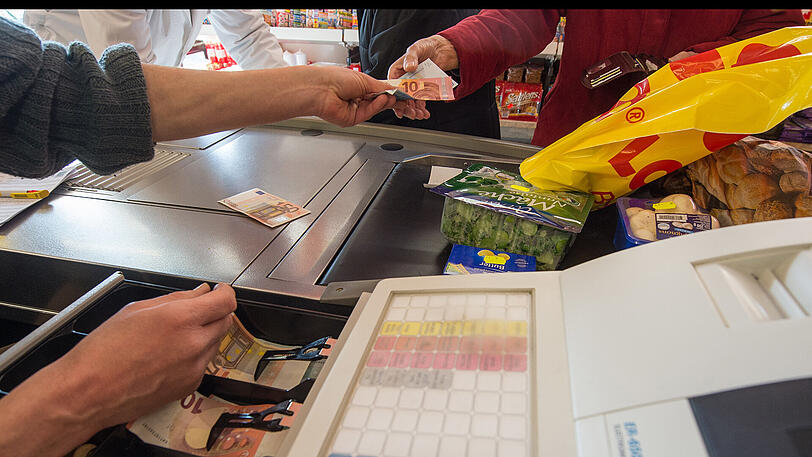 In vielen Supermärkten kann man nicht nur Waren bezahlen, sondern sich auch Bargeld auszahlen lassen.