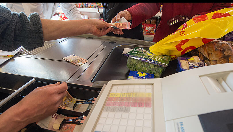 In vielen Supermärkten kann man nicht nur Waren bezahlen, sondern sich auch Bargeld auszahlen lassen. In vielen Supermärkten kann man nicht nur Waren bezahlen, sondern sich auch Bargeld auszahlen lassen.