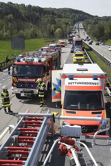 Auf der A8 am Irschenberg kam es am Donnerstag zu einem schrecklichen Unfall. Die Bilder vom Einsatz.