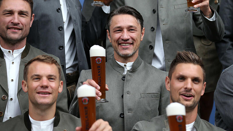 Zünftig in Lederhosen und Janker - die Bayern-Spieler beim traditionellen Wiesn-Shooting.