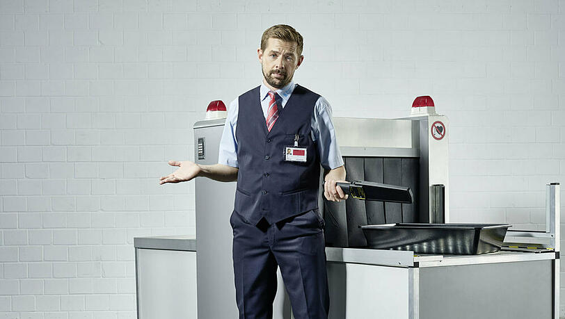 Klaas Heufer-Umlauf in "Check Check". Klaas Heufer-Umlauf in "Check Check".