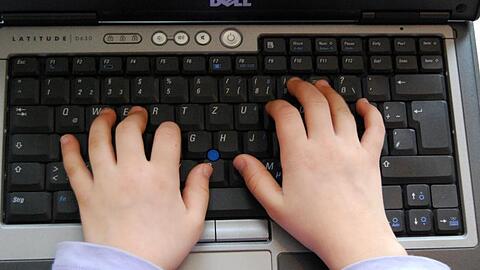 Ein Kind benutzt einen Laptop. Foto: picture alliance / dpa/Symbolbild